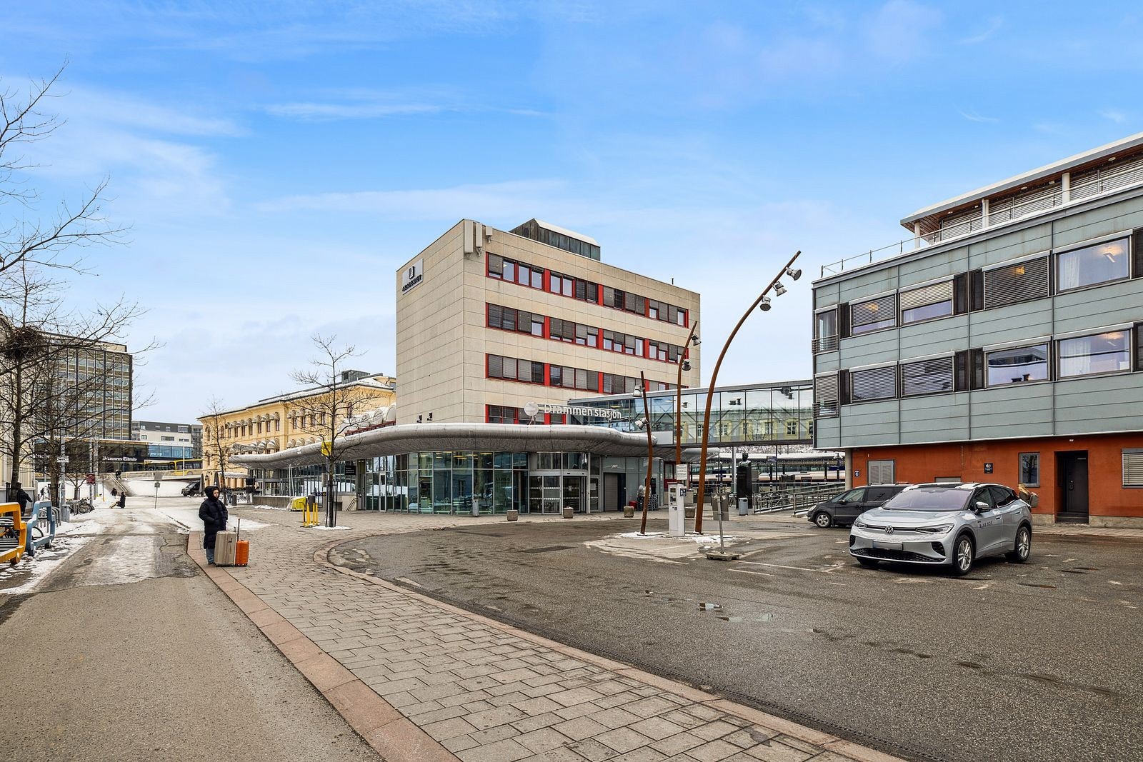 Drammen stasjon ligger i nærheten og gir svært gode transportmuligheter, med hyppige togforbindelser til blant annet Oslo - perfekt for pendlere. Galleribilde