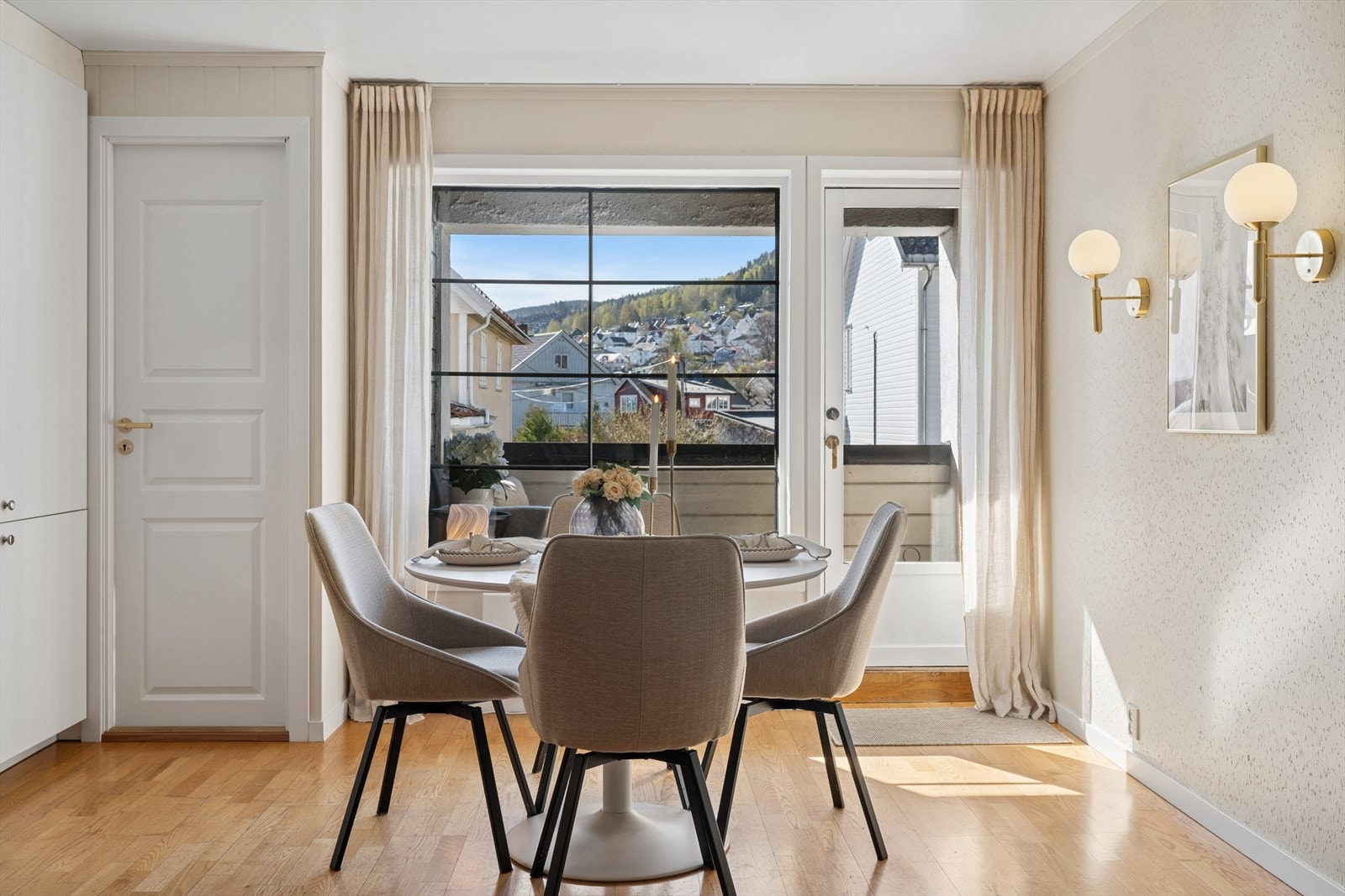 Spisegruppen får en naturlig og sentral plass i rommet, med praktisk nærhet både til kjøkkenet og utgangen til balkongen. Galleribilde