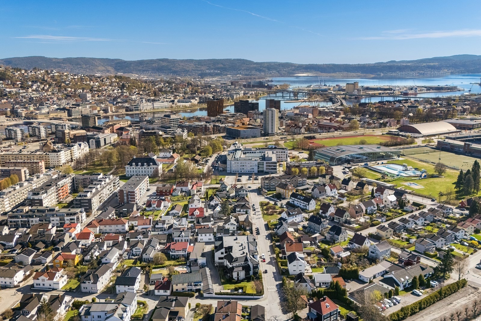 Nærhet til sentrale fasiliteter som matbutikker og togstasjon er en fordel. Galleribilde
