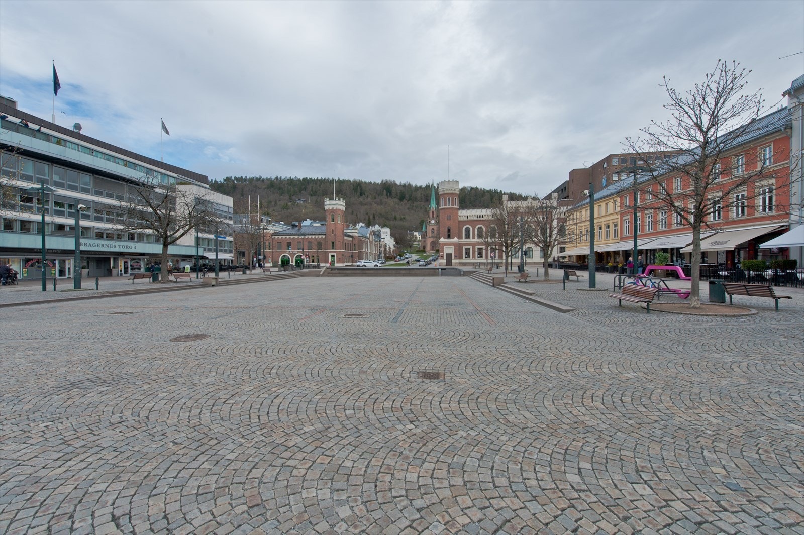 Torget er et sentralt punkt i byen med en rekke butikker og restauranter. Galleribilde