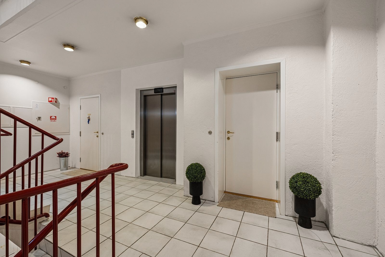 Det er både heis og trappeadkomst til etasjeplanet. Galleribilde