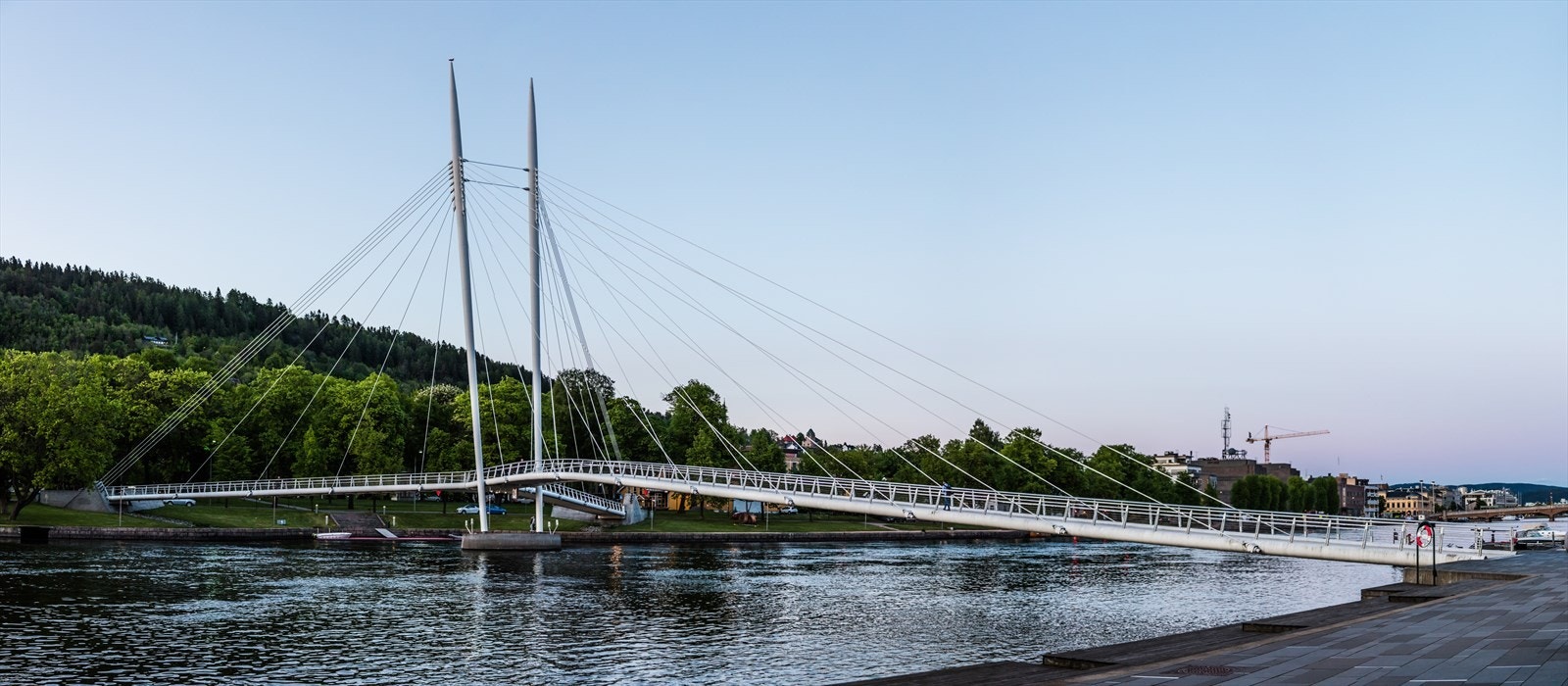 Gangbroen gir enkel forbindelse over elven og til byens fasiliteter. Galleribilde