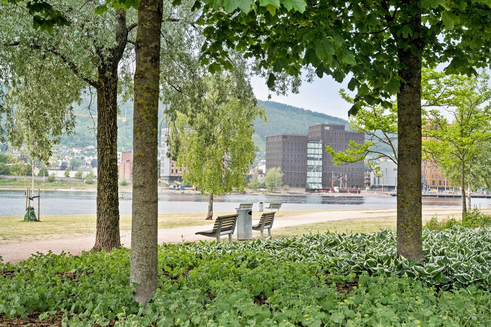 Parken ved elven tilbyr grønne områder og rekreasjonsmuligheter. Galleribilde