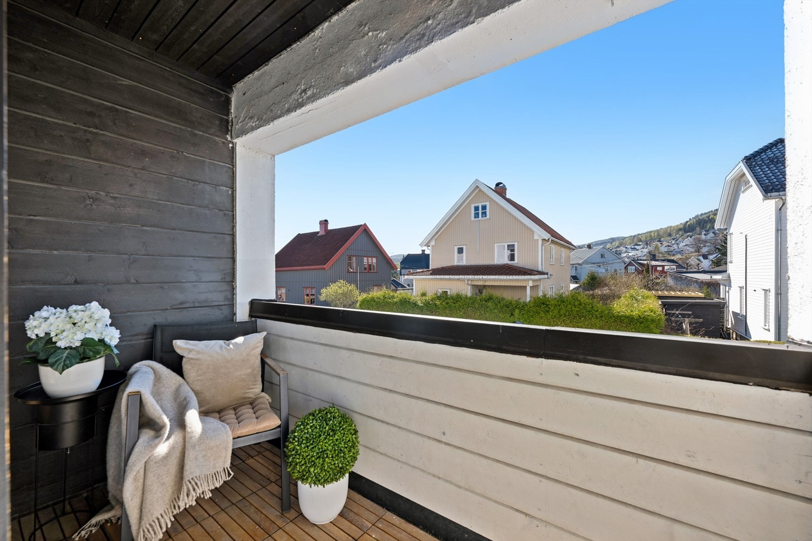 Leiligheten har utgang til overbygd balkong. Galleribilde