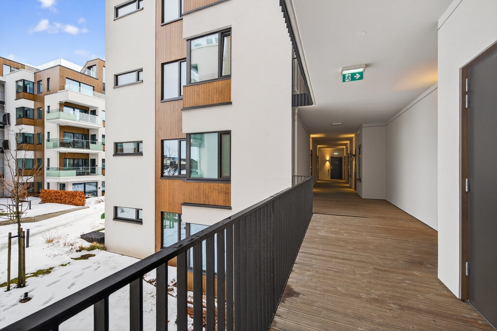 Her fra svalgangen mellom trapperom og inngangsdøren til leiligheten. Galleribilde