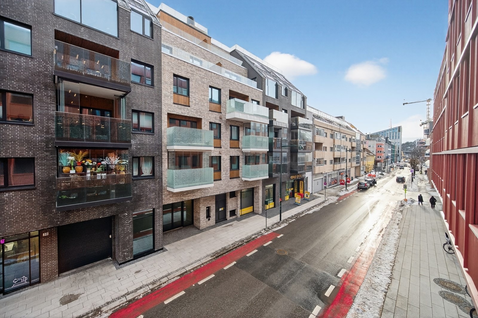 Fasaden av blokka. Dagligvarebutikk ligger i 1.etg. Galleribilde