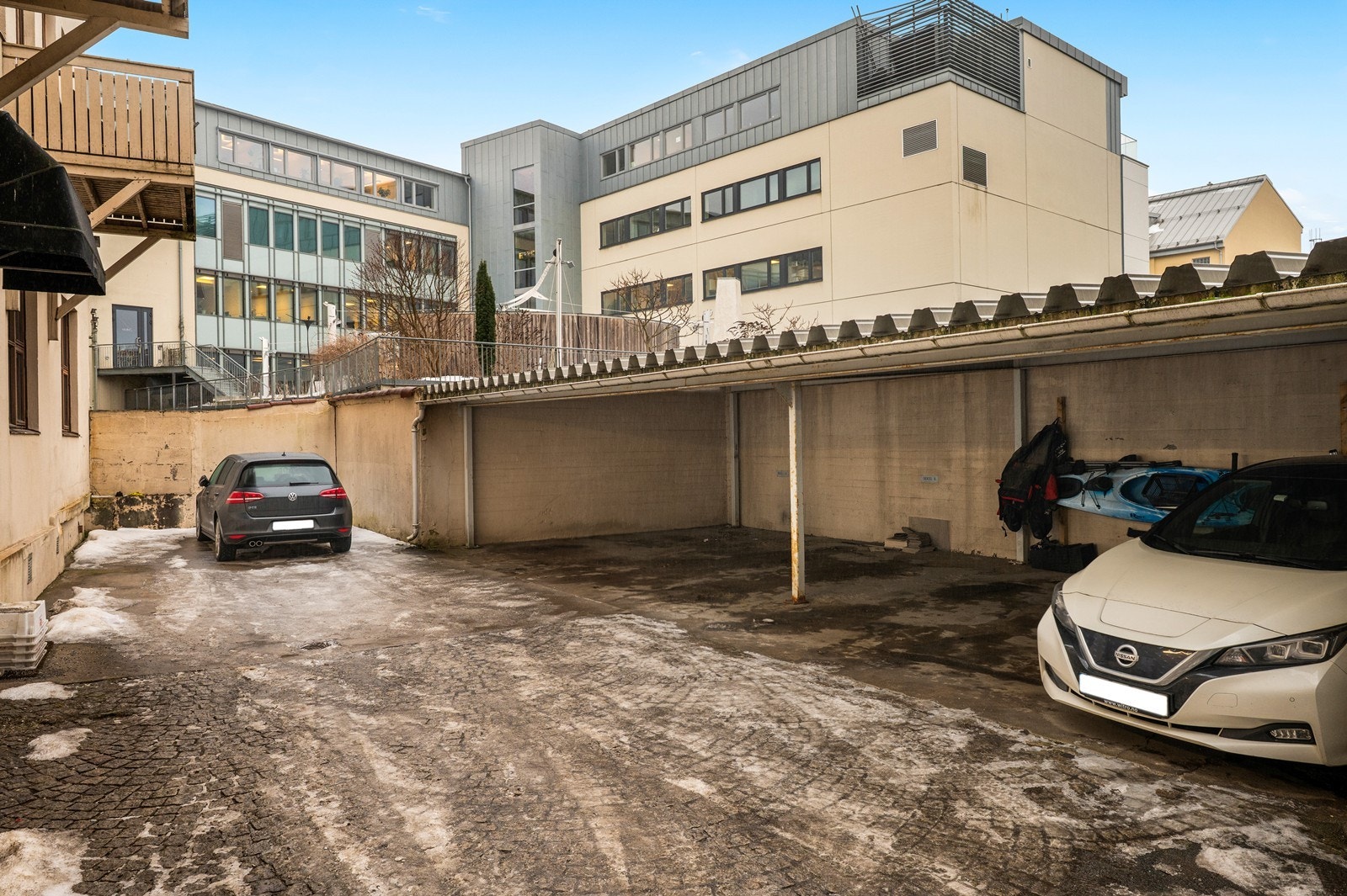 Det medfølger en fast parkeringsplass i carport på sameiets tomt. Galleribilde