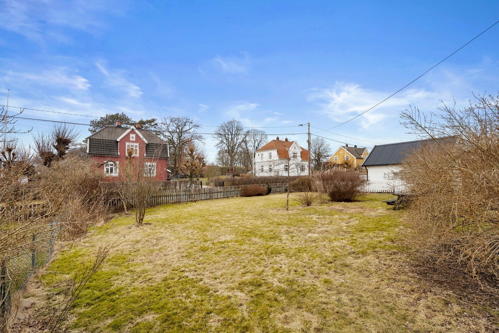 Tomten er relativt flat med en pent opparbeidet hage og noe beplatninger. Galleribilde