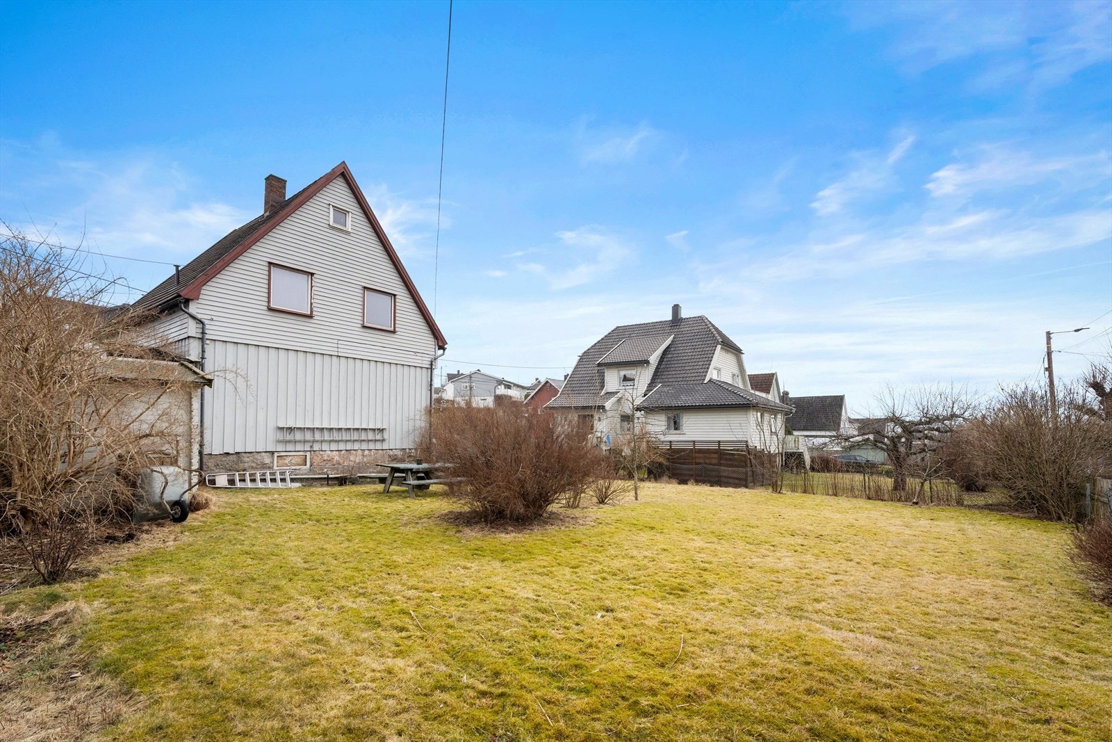 Boligen har en tomt på over 500 m² med en stor hage. Galleribilde