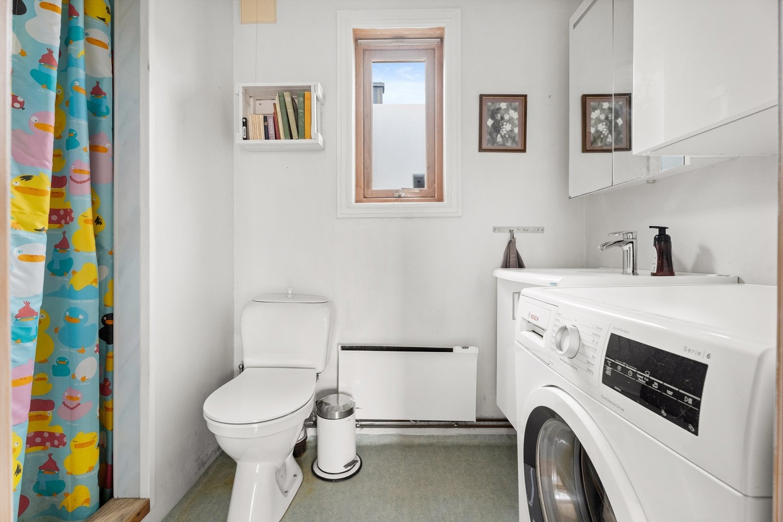 Badet er av ukjent alder med takessplater i tak, malte plater på vegger og belegg på gulv. Dusjnisje med fliser og respatexplater. Galleribilde