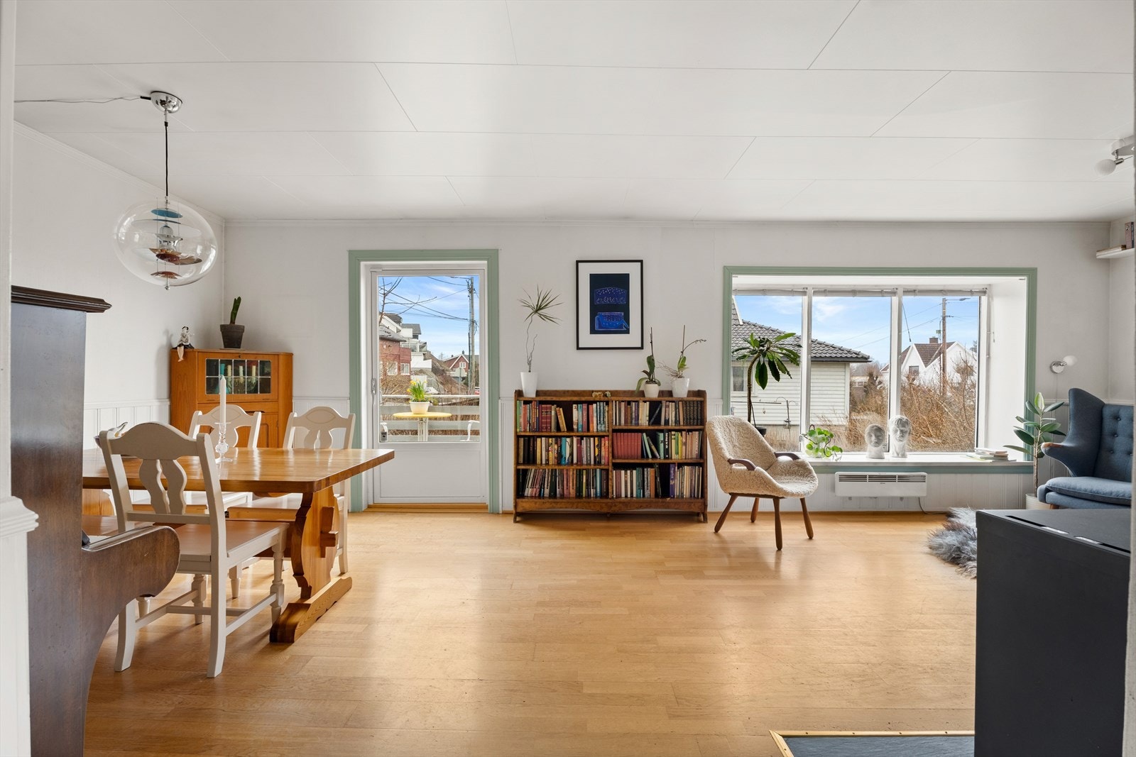 Fra stuen har du en direkte utgang til boligens sørvest vendt terrasse på ca. 9 m². Galleribilde