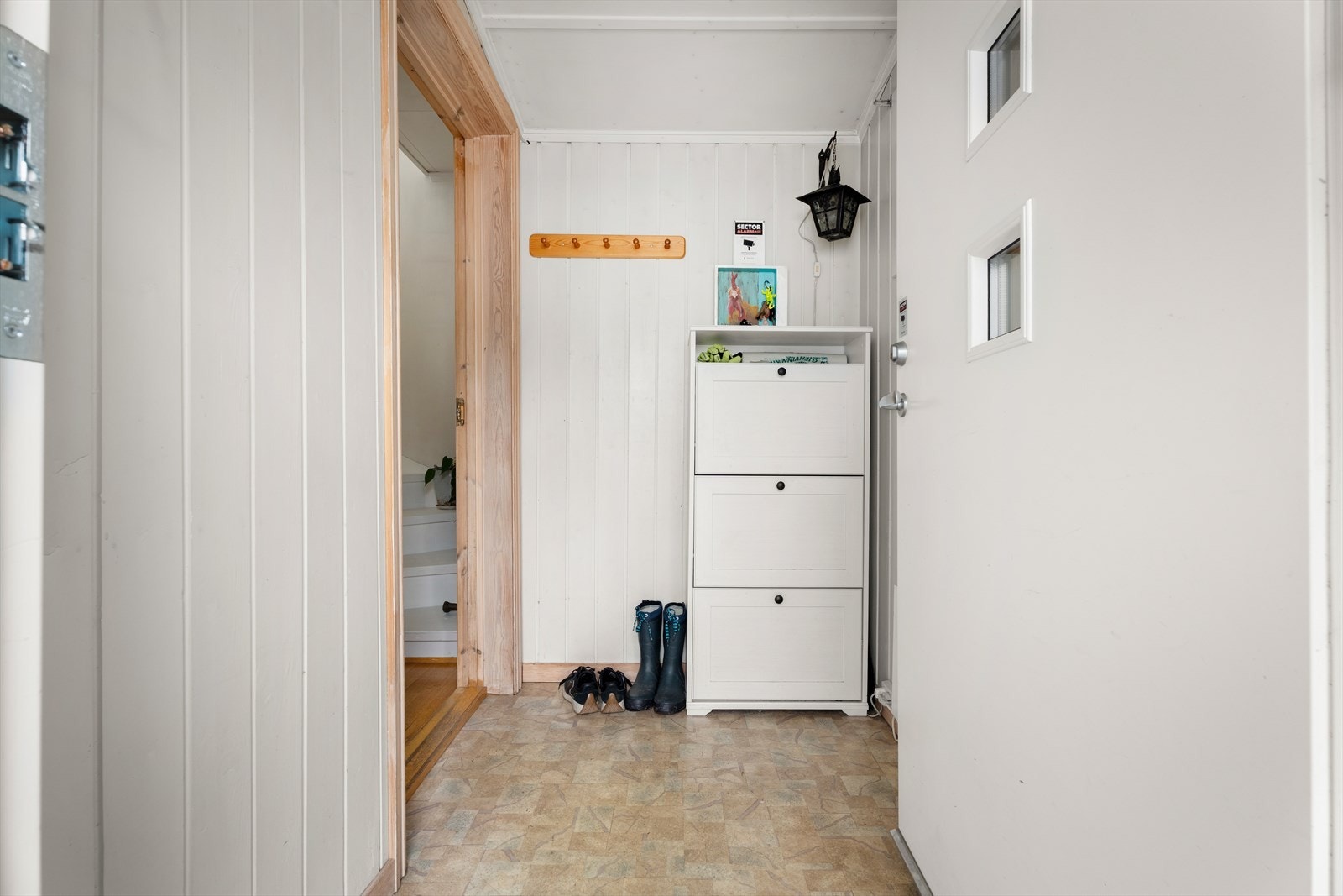 Inne i boligen blir du møtt av en entré med god plass for å henge fra seg yttertøy og sette fra seg sko. Galleribilde
