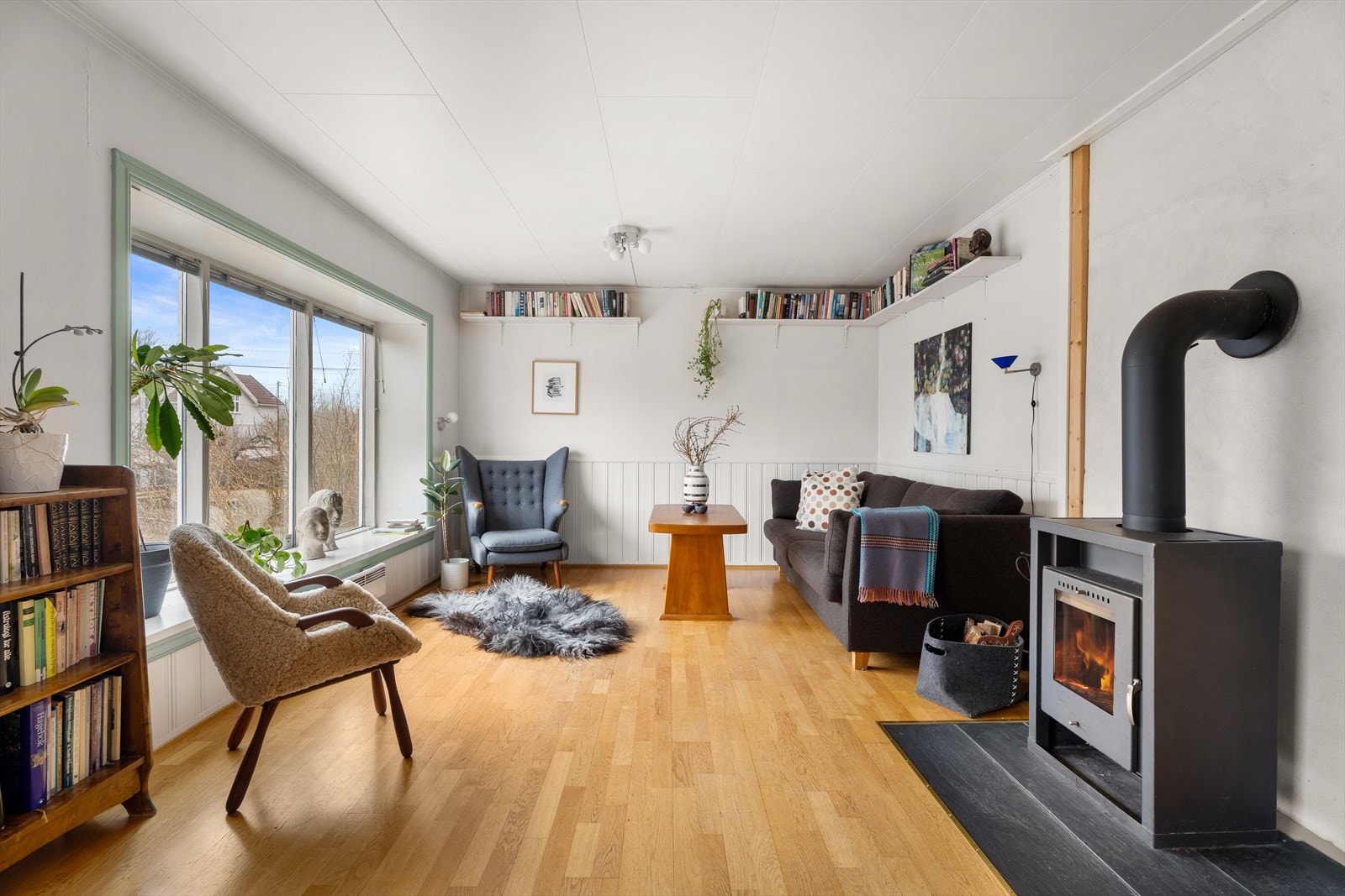 De store vindusflatene slipper rikelig inn med naturlig lys. Galleribilde