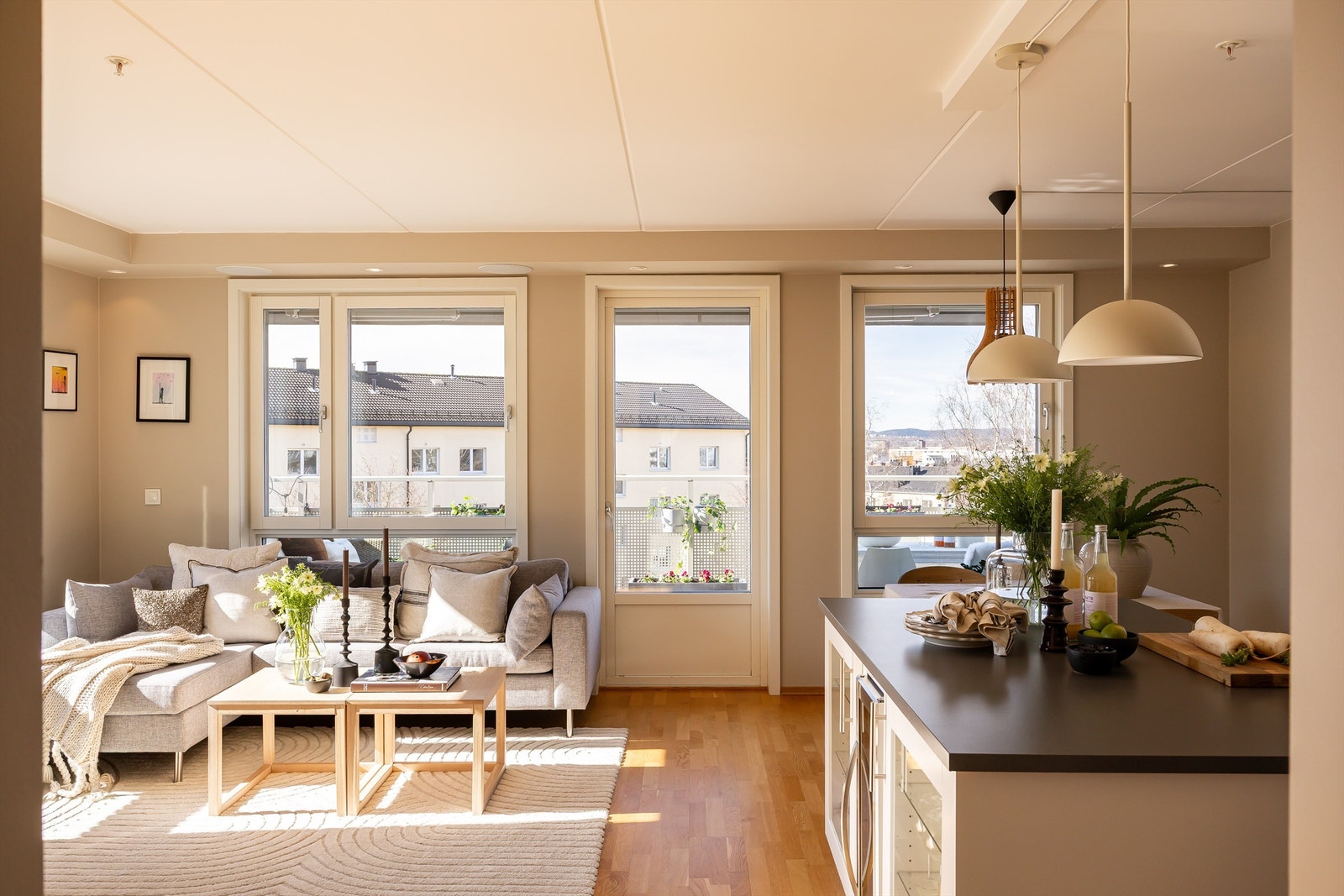 Fra stuen er det utgang til leilighetens sørvestvendte balkong. Galleribilde