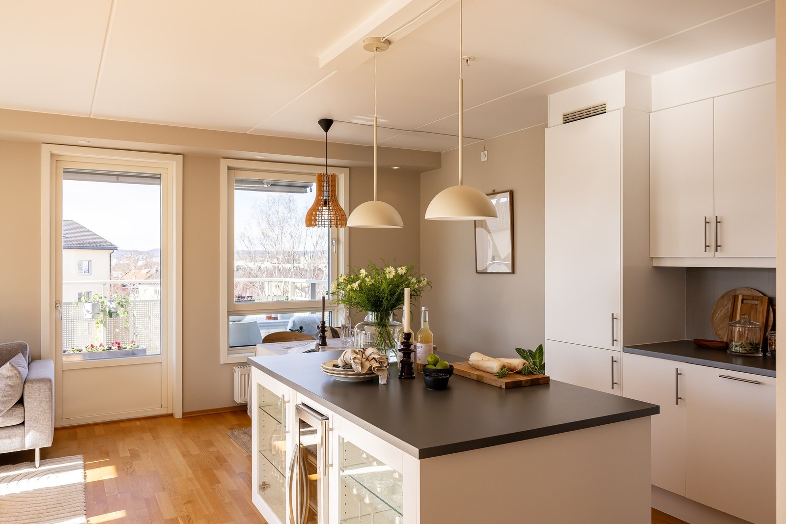 Leiligheten har slette veggflater malt i behagelige farger, og gulvet i oppholdsrommene er belagt med 3-stavs parkett. Galleribilde