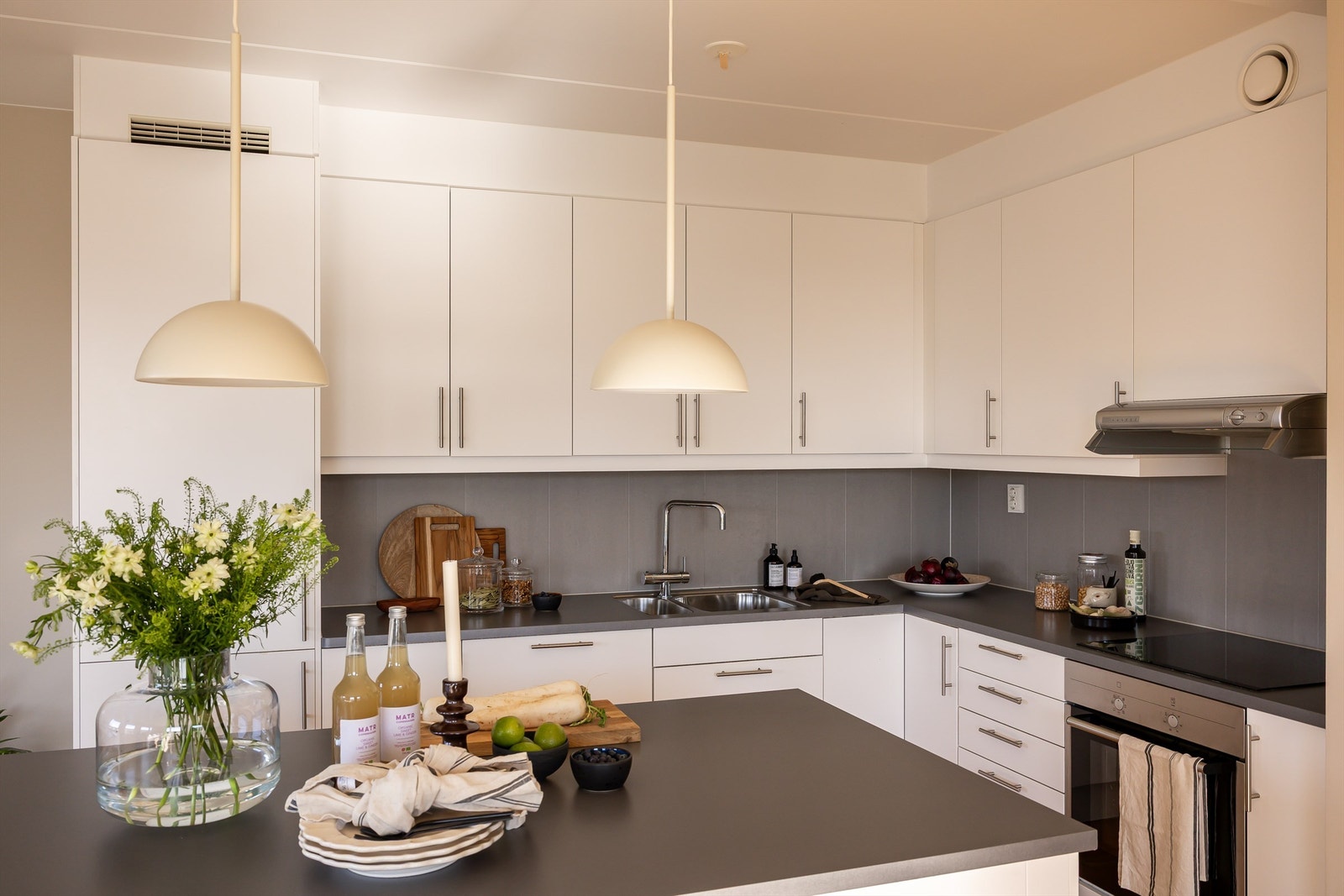 Stilrent og praktisk kjøkken med innredning fra Marbodal som består av hvite fronter og laminat benkeplate. Galleribilde