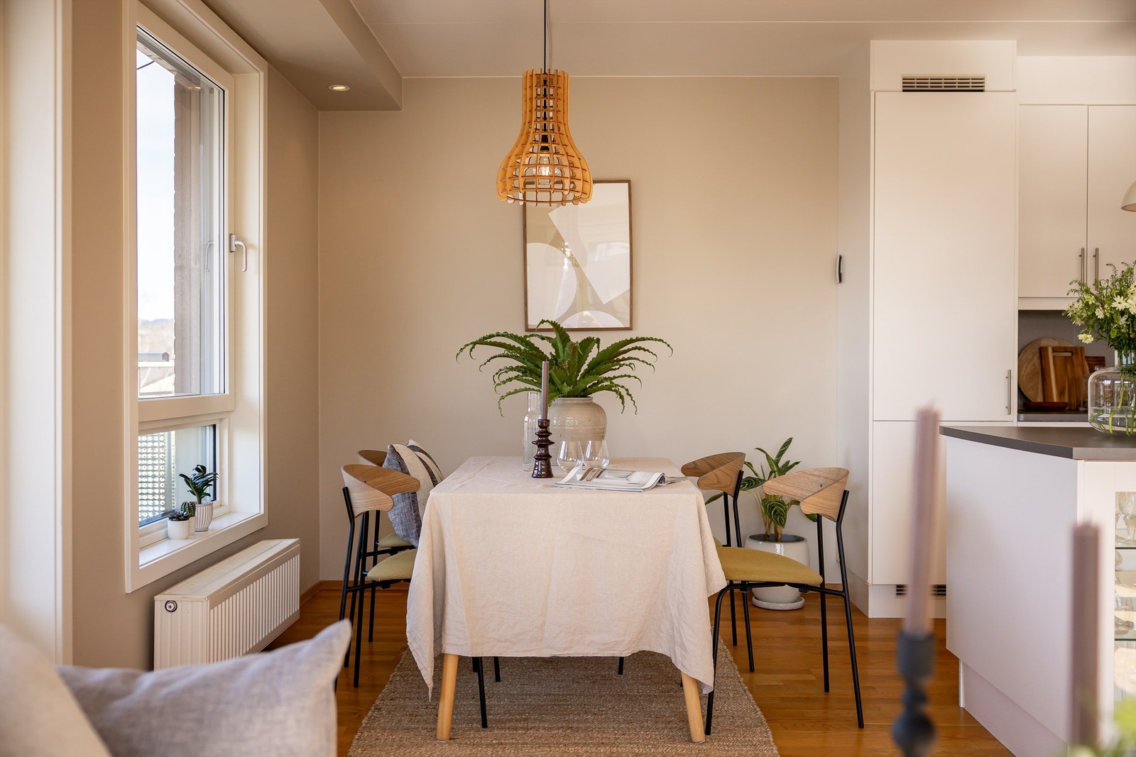Leiligheten varmes opp via radiatorer tilknyttet felles varmesentral, og det er balansert ventilasjon som gir meget god luftkvalitet. Galleribilde