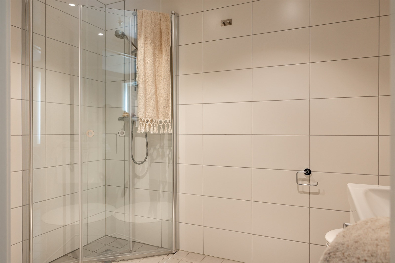 Baderommet tilknyttet hovedsoverommet. Begge badene har varmekabler, dimbare downlights og svingbare glassdører. Galleribilde