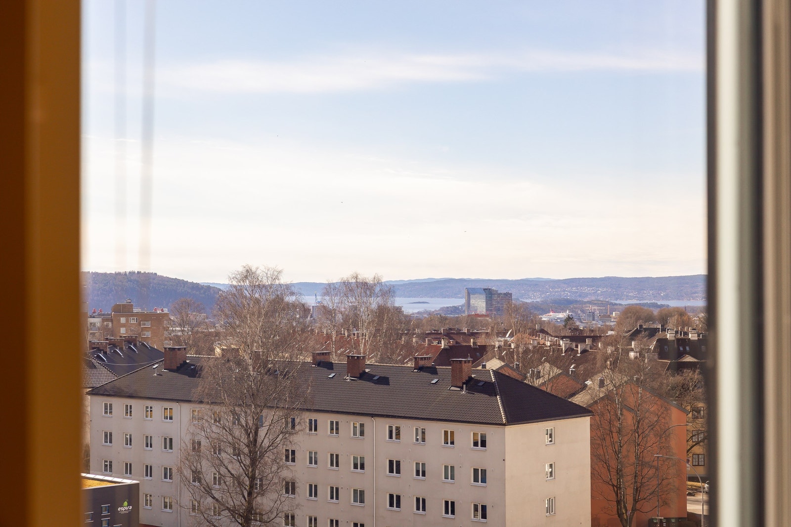 Leiligheten har et fritt utsyn mot Oslofjorden fra alle vinduer Galleribilde