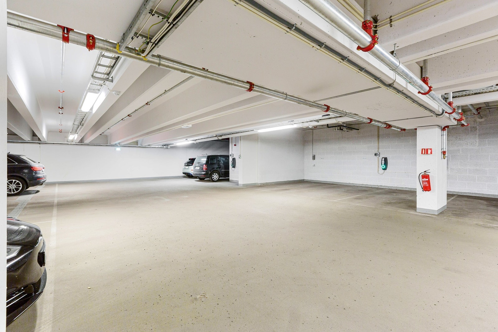 Parkeringsplass medfølger i felles oppvarmet garasjeanlegg med umiddelbar nærhet til heisen. Galleribilde
