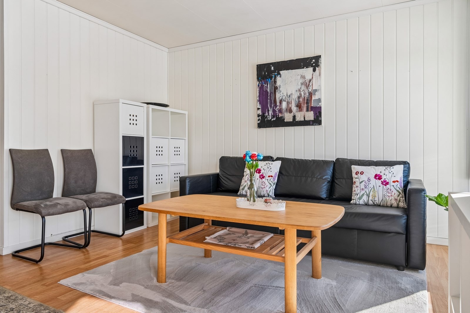 Stuedelen er enkel å møblere med plass til både spise- og sittegruppe. Galleribilde