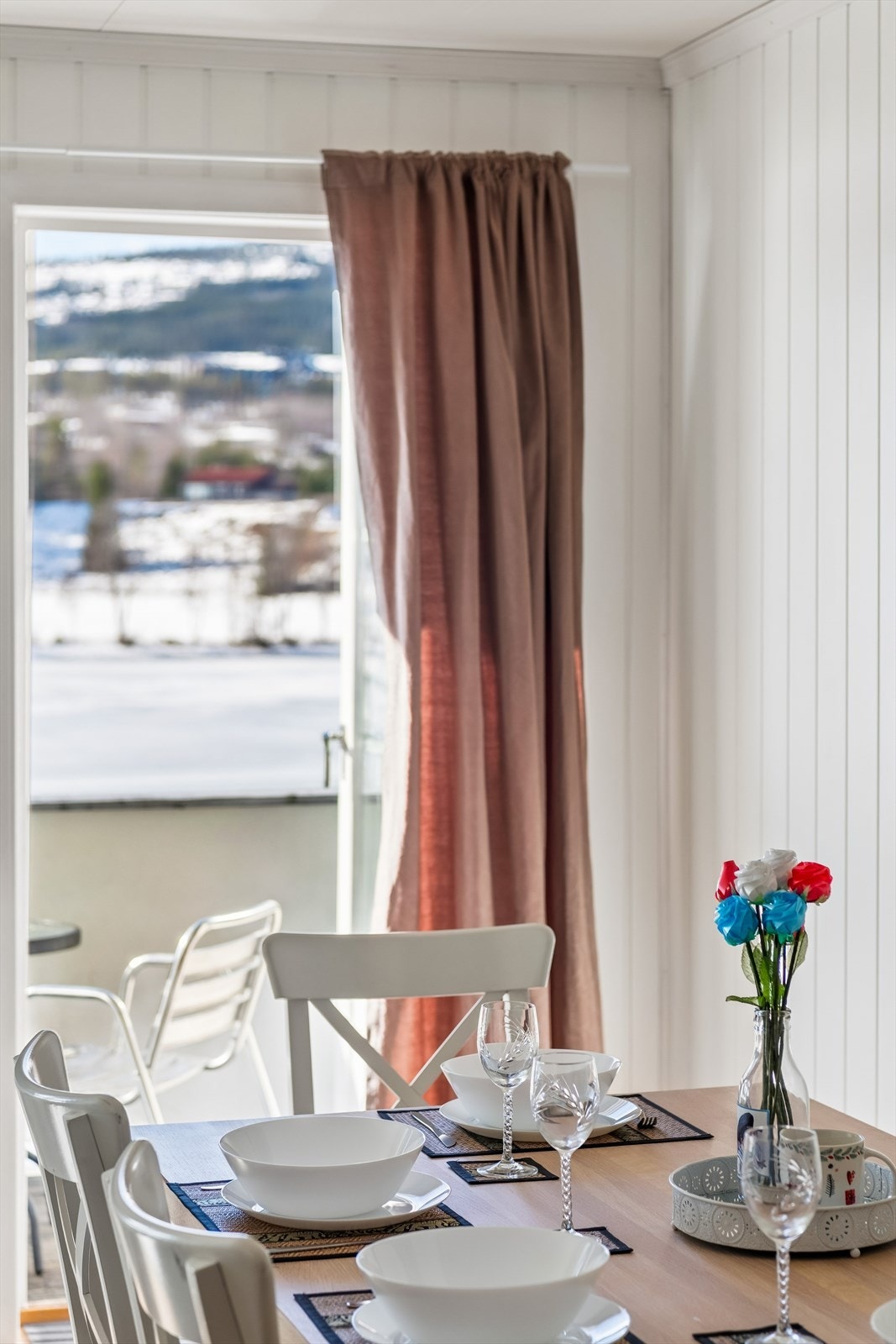 Fra stuen er det direkte utgang til balkongen. Galleribilde