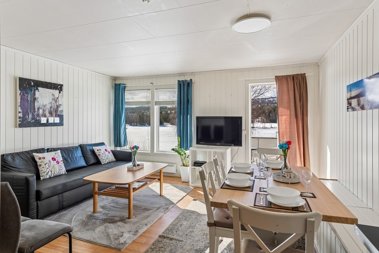 Stuen er lys og hyggelig som resten av leiligheten. Galleribilde