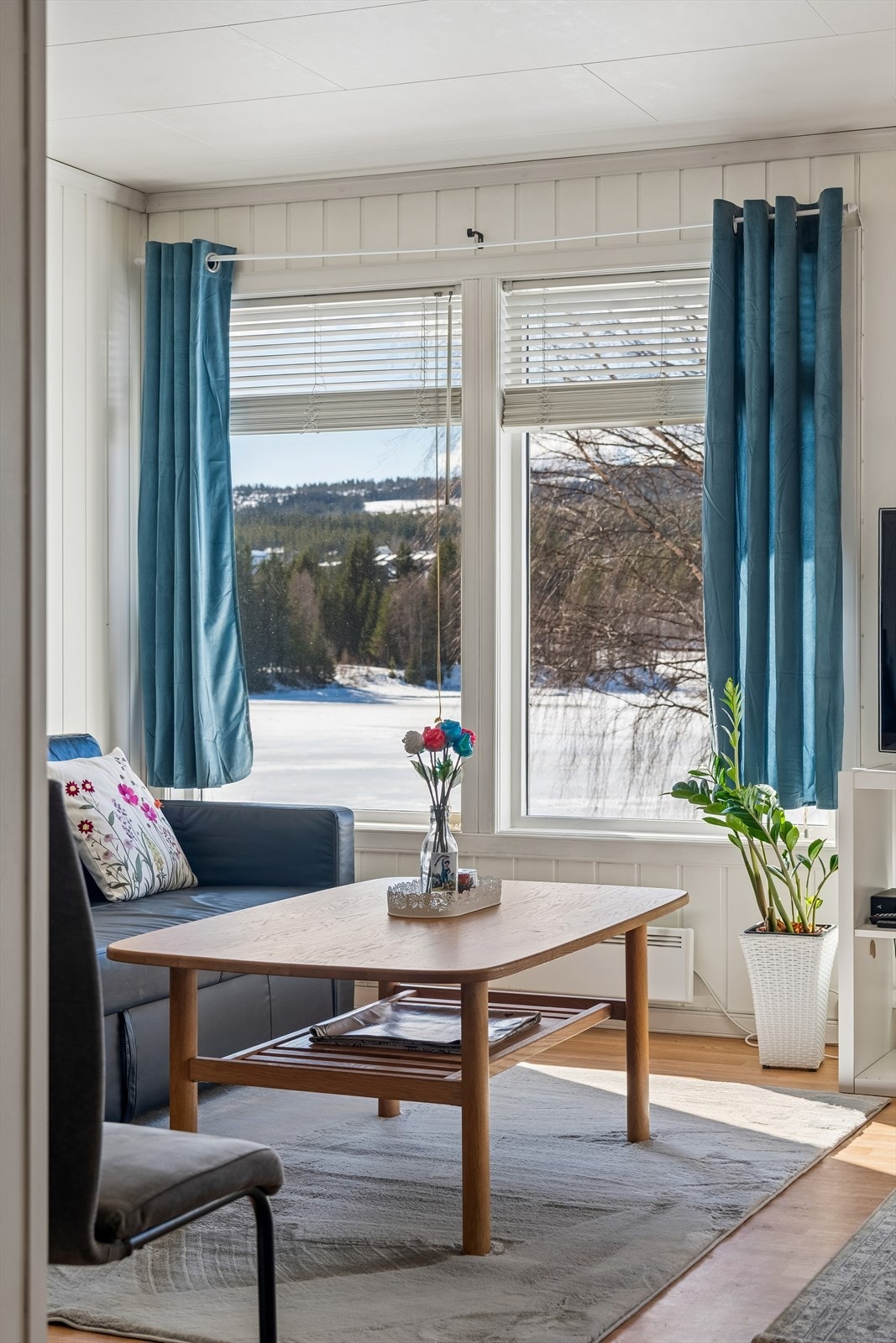 Vinduer med to-lags isolerglass fra byggeåret 1992 slipper inn godt med lys. Galleribilde