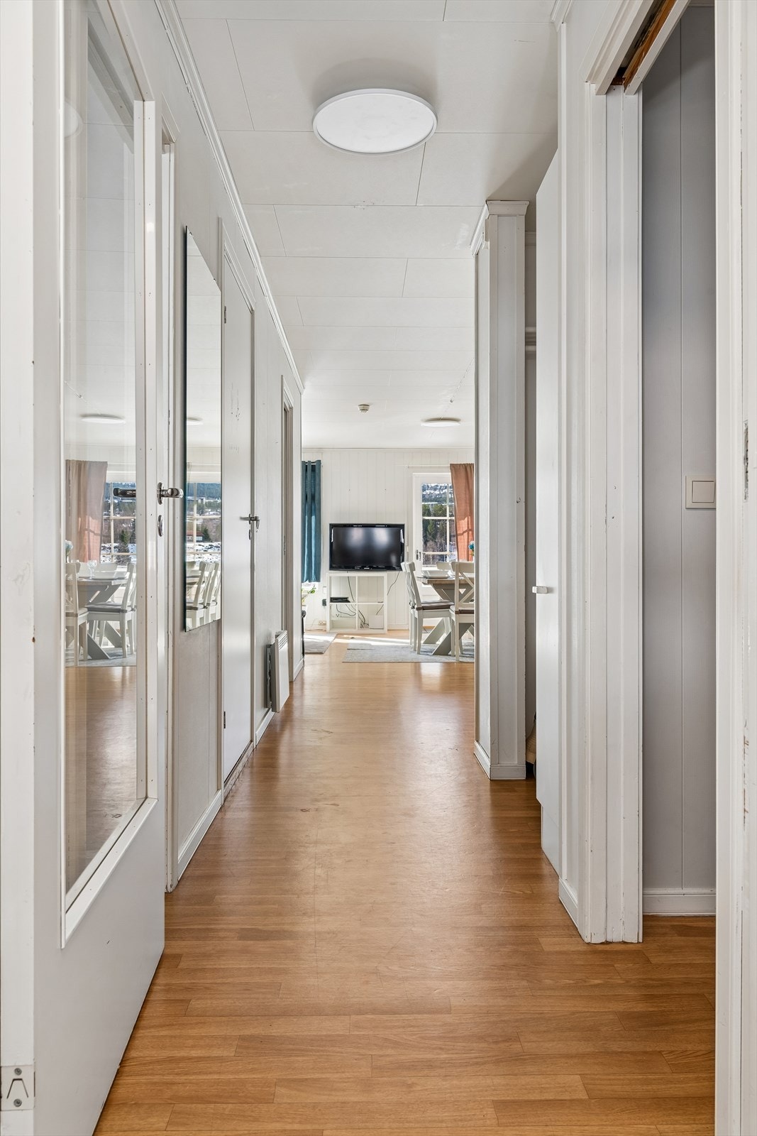 Praktisk entré med plass til å henge fra seg yttertøy. Galleribilde