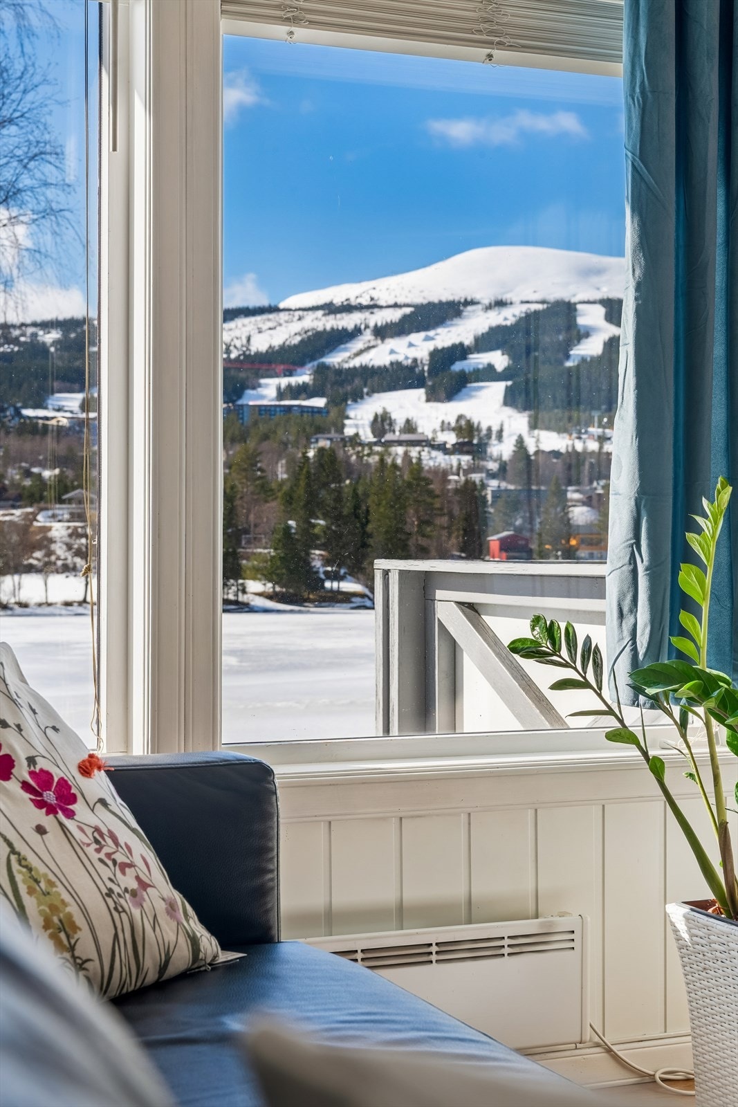 Utsikten mot Trysilfjellet kan nytes fra både stuen og balkongen. Galleribilde