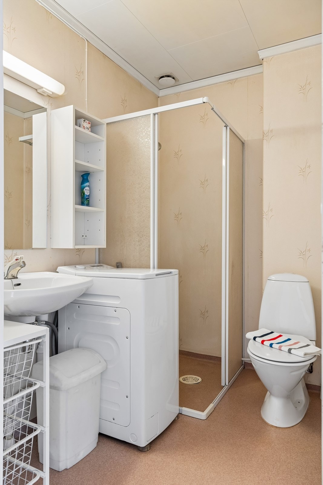 Badet er utstyrt med dusjhjørne, toalett, servant og har opplegg for vaskemaskin. Fra badet er det inngang til badstue. Galleribilde