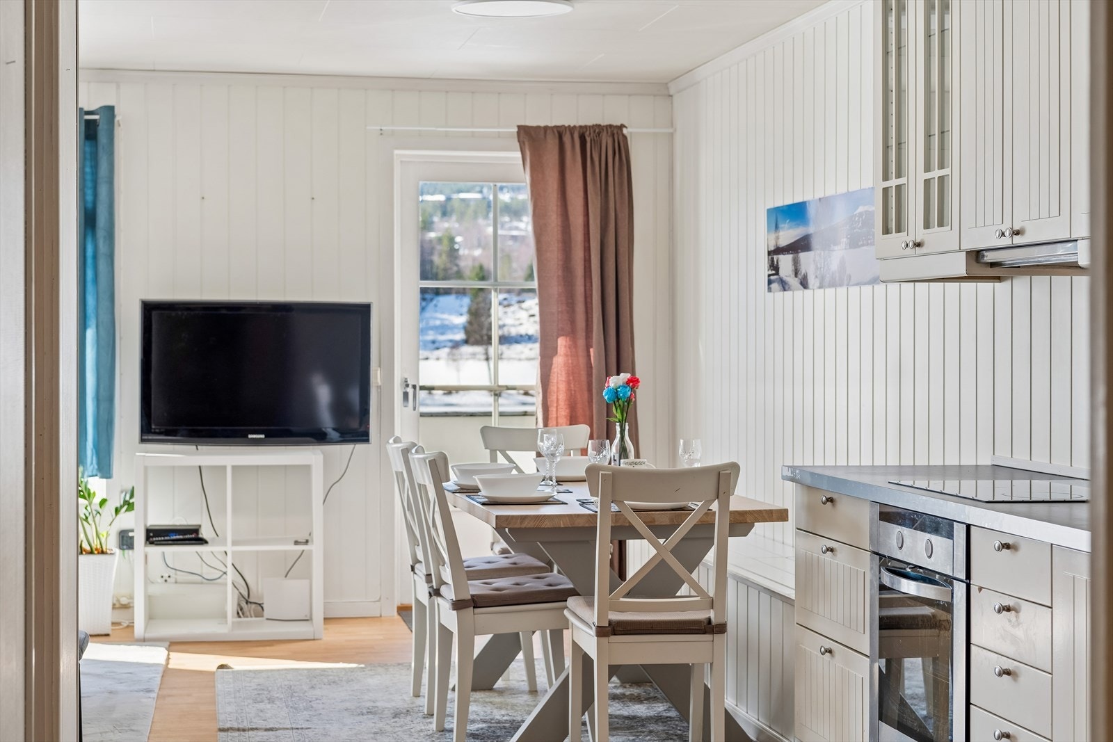 Gjennomgående overflater med vinyl på gulv og malte trefiberplater på vegger. Galleribilde
