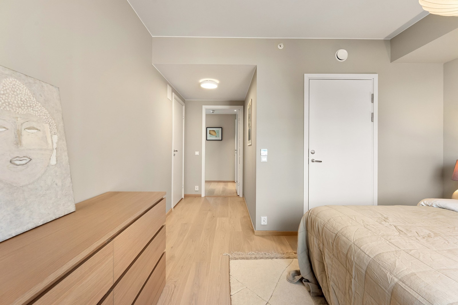 Hovedsoverommet har både adkomst til en praktisk innvendig bod, og eget baderom Galleribilde