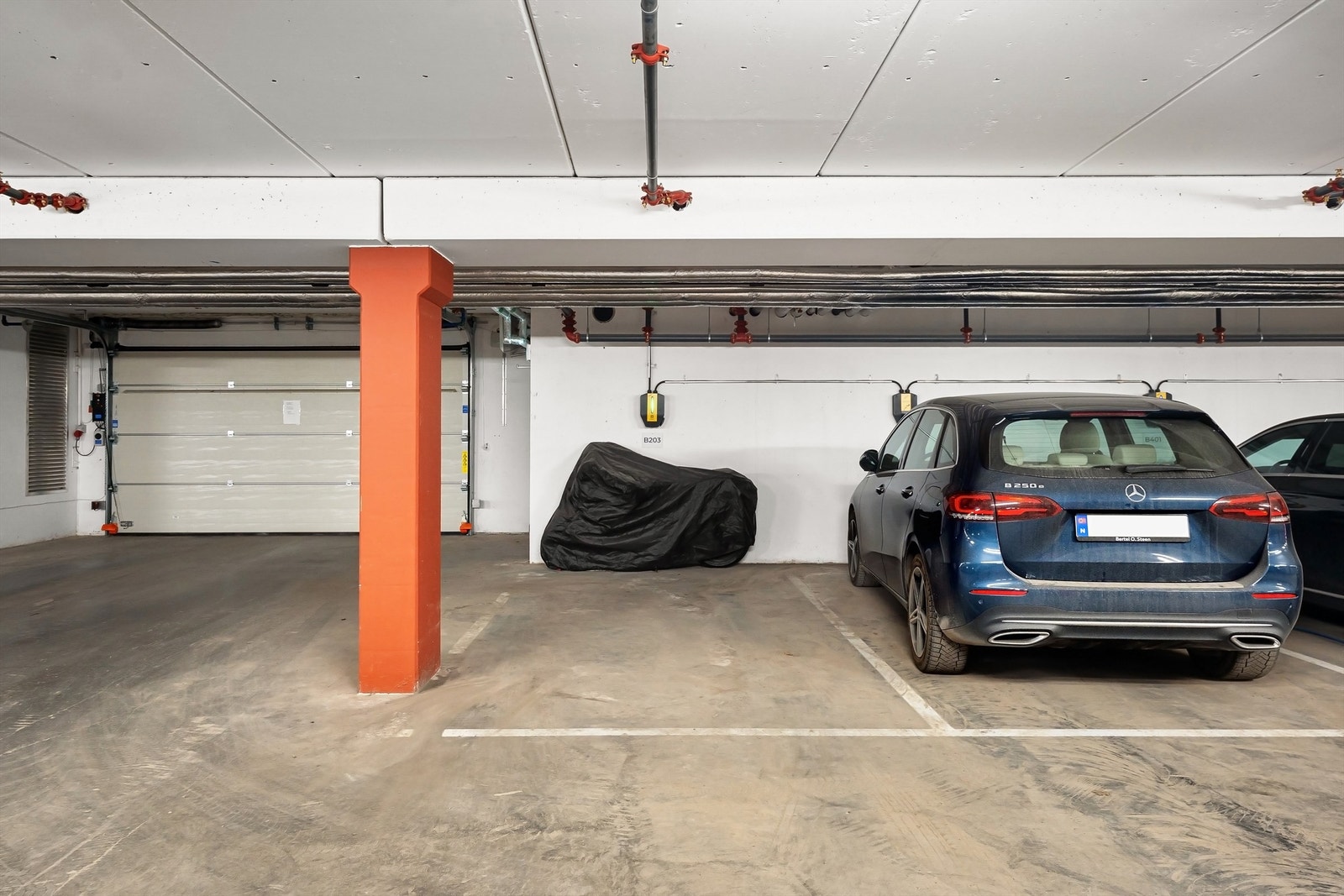 Med leiligheten medfølger én innvendig parkeringsplass i felles garasjeanlegg. På parkeringsplassen er det installert elbillader med leieabonnement Galleribilde