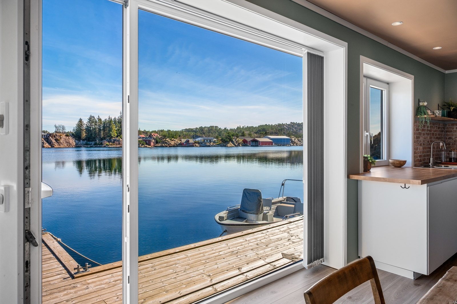 - Direkte tilkomst til bryggen og sjøen via balkongdør - Galleribilde
