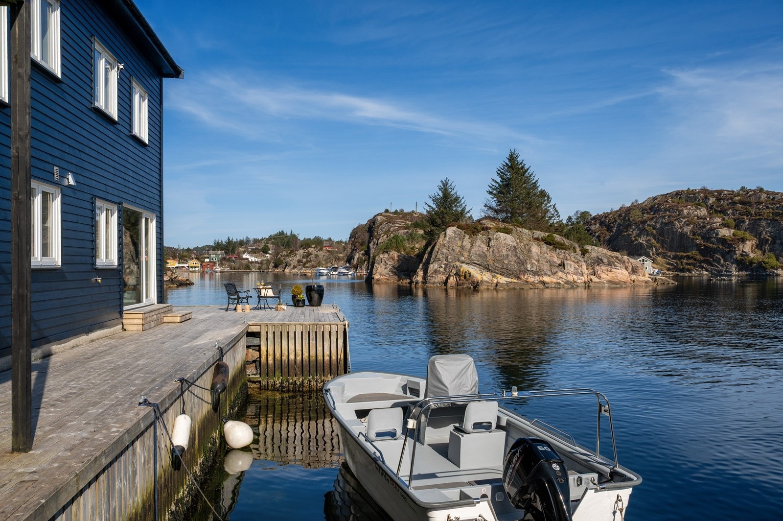 - Nyt en sjelden ro med utsikt mot båter som kruser forbi stuevinduene - Galleribilde