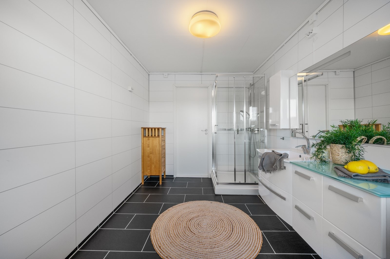 - Innredet med servantmøbel, speil, dusjkabinett og opplegg for vaskemaskin - Galleribilde