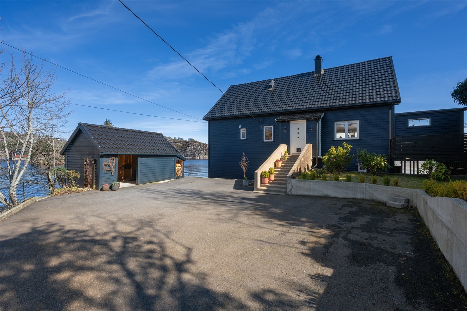 - Gode parkeringsmuligheter på egen tomt. Det er også montert elbil-lader - Galleribilde