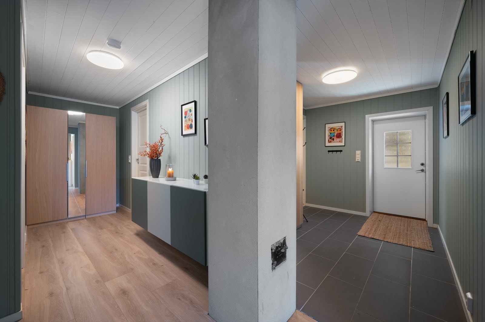- Romslig gang på 9,4m² med god plass til ønsket oppbevaringsløsning - Galleribilde