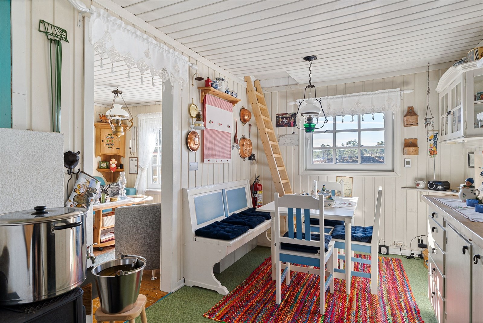 Kjøkkenet er adskilt fra stuen og har plass til et spisebord. Galleribilde
