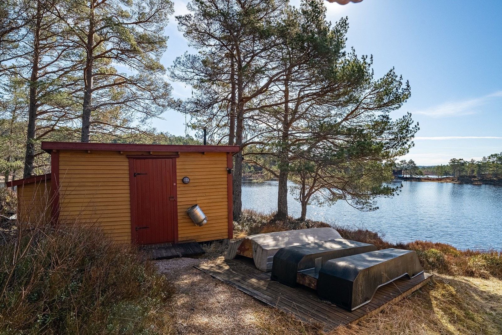 Bod for lagring av blant annet ved, verktøy, sports- og friluftsutstyr. En båt med elektrisk motor medfølger handelen. Galleribilde