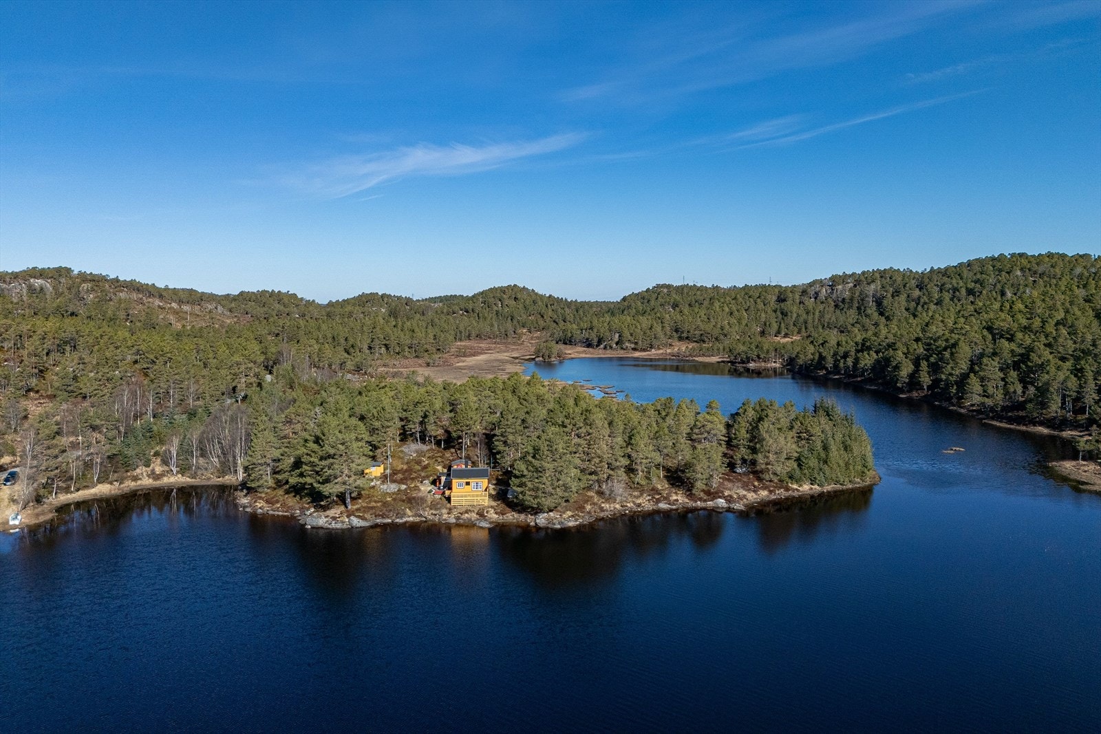 Hytten ligger skjermet til med naturen og Blåskogvatnet som nærmeste nabo! Galleribilde