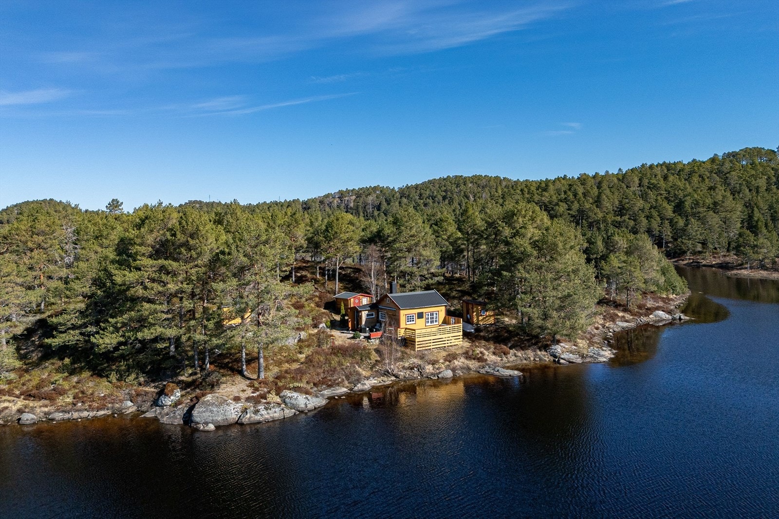 Fritidsboligen ligger veldig idyllisk til helt nede ved Blåskogvatnet. Ingen hytter i umiddelbar nærhet. Galleribilde