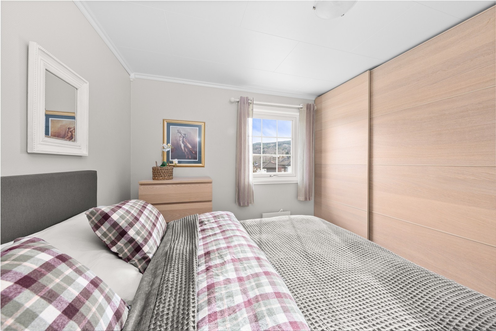 Hovedsoverommet byr på mulighet for innredning av dobbeltseng, samt godt med oppbevaring i skyvedørsgarderobe. Galleribilde