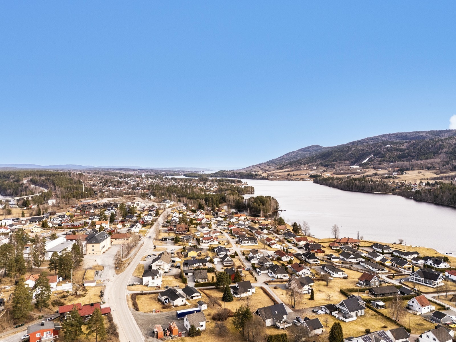 Boligen ligger rolig og barnevennlig til i et svært populært område med kort vei til skole, barnehage og daglige fasiliteter. Galleribilde