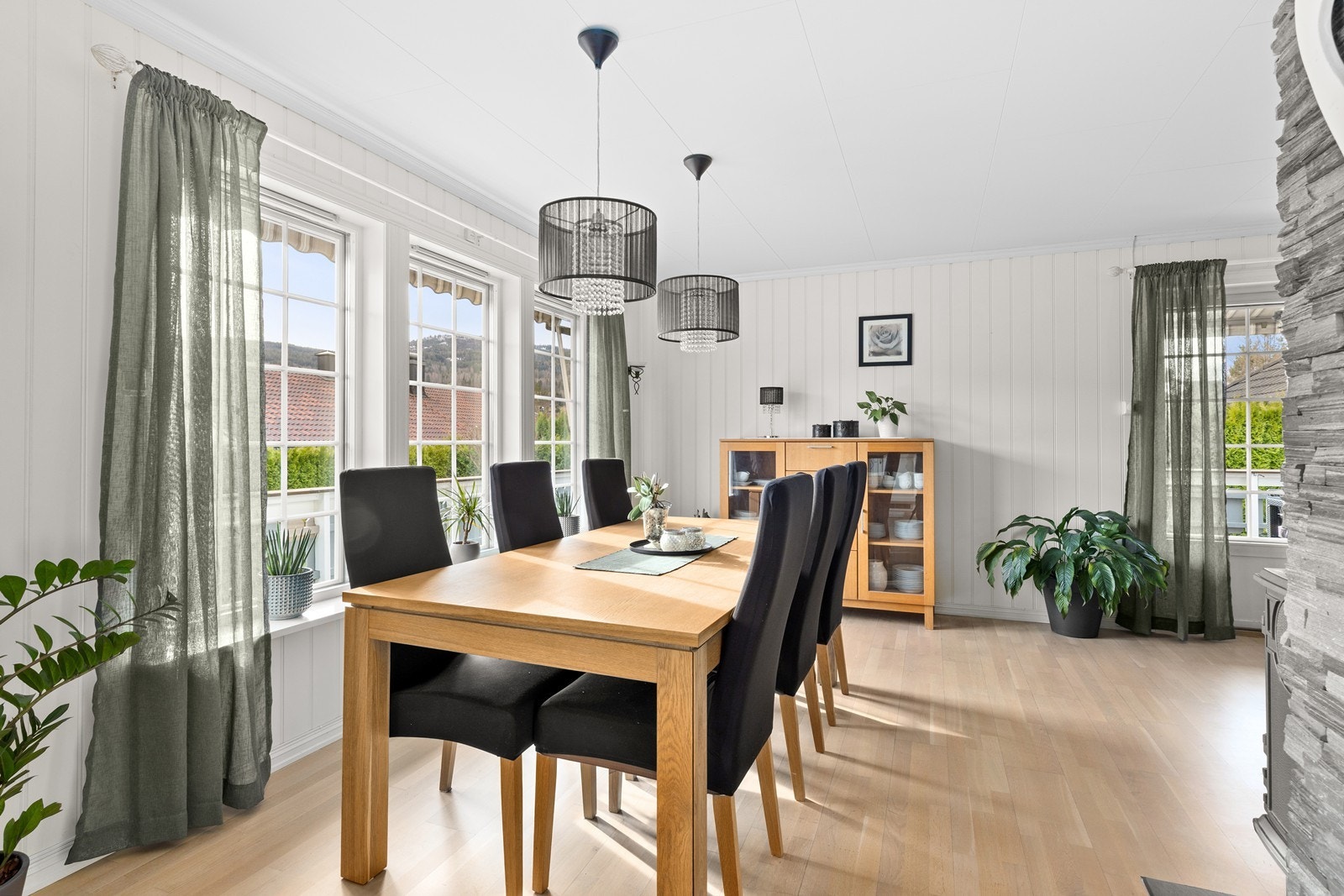 Rommet har gode vindusflater, som slipper inn godt med naturlig dagslys. Galleribilde