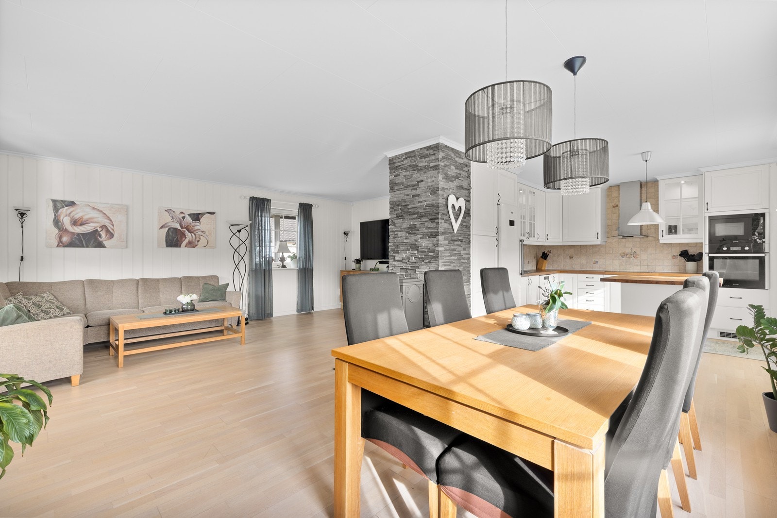 I stuen kan man enkelt innrede med både sofa- og spisebord. Galleribilde