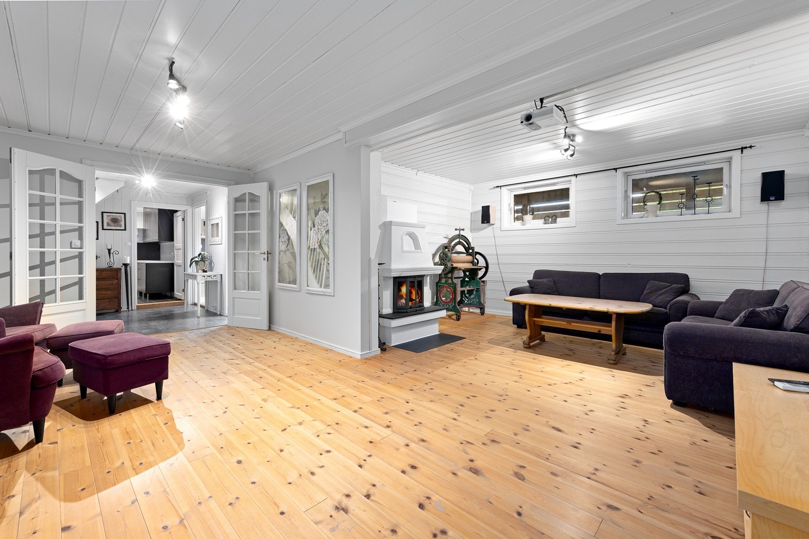 Kjelleren ble bruksendret i 2026 og byr blant annet på en romslig kjellerstue. Galleribilde