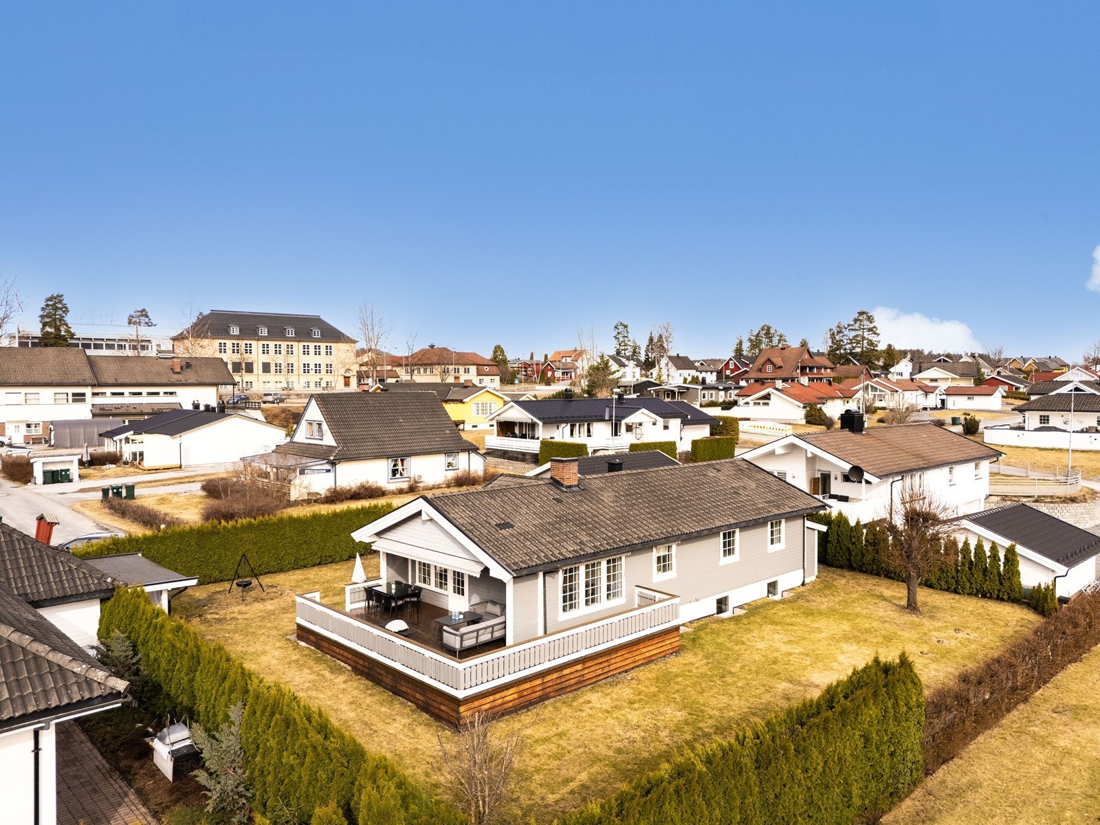 Familievennlig enebolig med romslig planløsning og dobbeltgarasje - kort vei til skole, butikk og flotte turmuligheter! Galleribilde