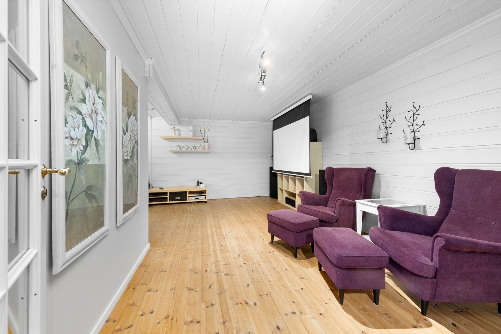 Rommet er perfekt tilpasset barna eller ungdommen i familien, eller kan brukes som en ekstra TV-stue, lekerom eller hobbyrom, alt etter behov. Galleribilde